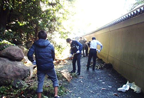 社員ボランティアによる小石川後楽園の清掃活動