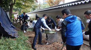 社員ボランティアによる小石川後楽園の清掃活動